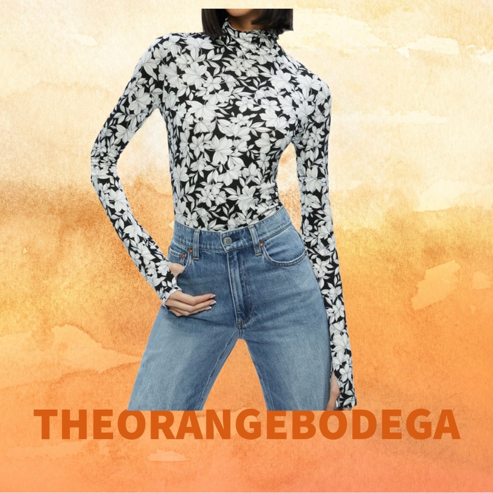 ALICE + OLIVIA
Delaina Floral Turtleneck Top

Size S/P